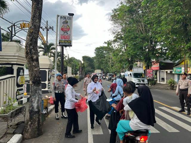 Ramadhan Berkah Polres Malang Berbagi Ratusan Kantong Takjil Untuk Pengguna Jalan