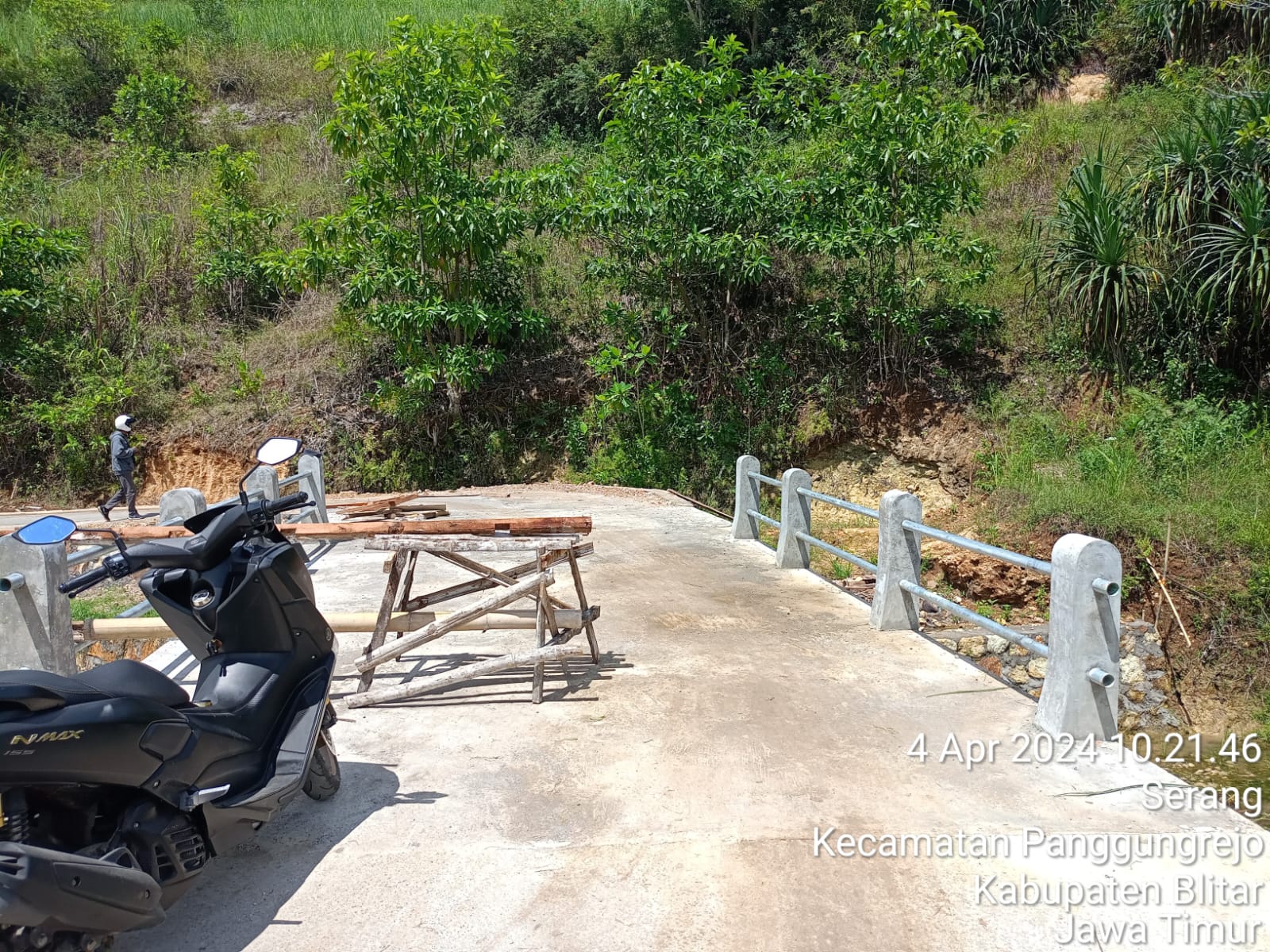 KRITIK PEDAS WARGA DESA NGADIPURO AKIBAT BANGUNAN JEMBATAN YANG DIDUGA TIDAK SESUAI SPEK