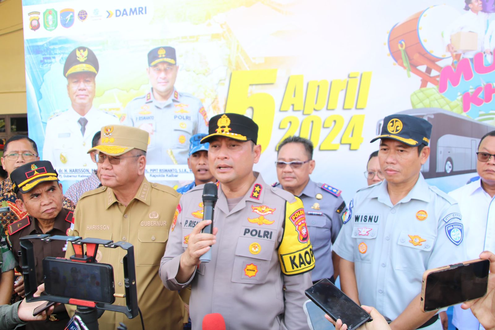 Kapolda Kalbar Bersama Forkopimda Kalbar Melepas Mudik Gratis Khatulistiwa 2024