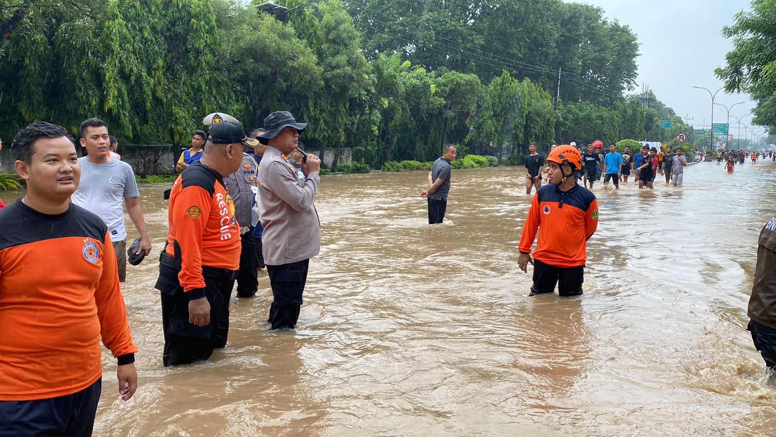 Sigap Tanggap, Polres Pasuruan Kota bersama TNI dan Warga Tangani Banjir