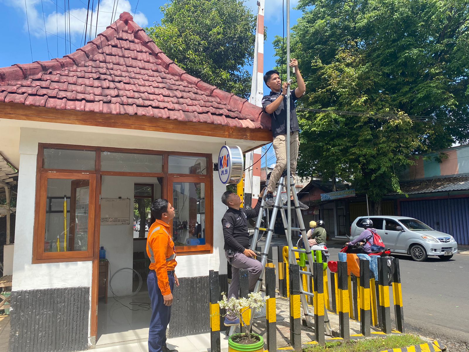 Operasi Ketupat Semeru 2024 Polres Lumajang Pasang Puluhan CCTV di Perlintasan Kereta Api