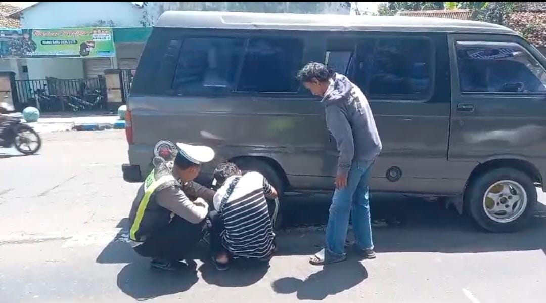 Tanggap, Petugas Posyan Pujahito Nganjuk Bantu Mobil yang Alami Pecah Ban