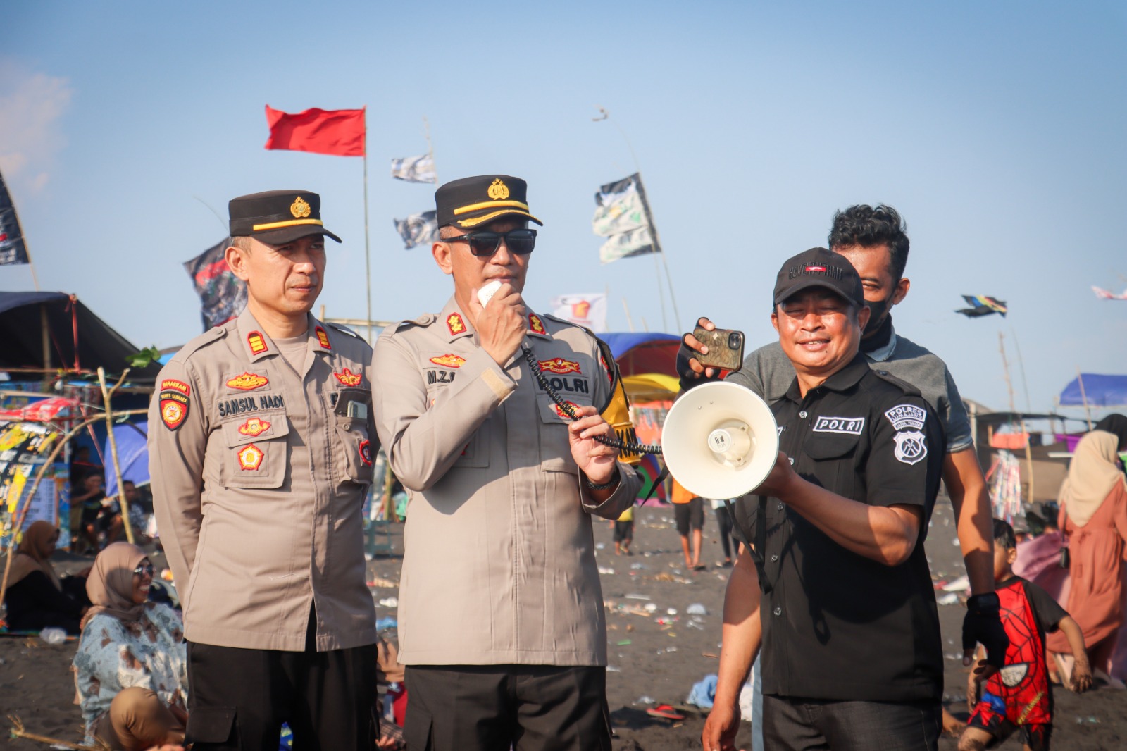 Cegah Laka Laut Pada Lebaran Ketupat Sinergitas TNI – Polri Beri Pengamanan di Pantai Watu Pecak Lumajang