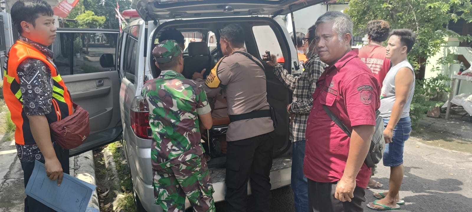 Peduli Masyarakat, Polres Nganjuk Evakuasi dan Antar ODGJ Berobat ke Menur