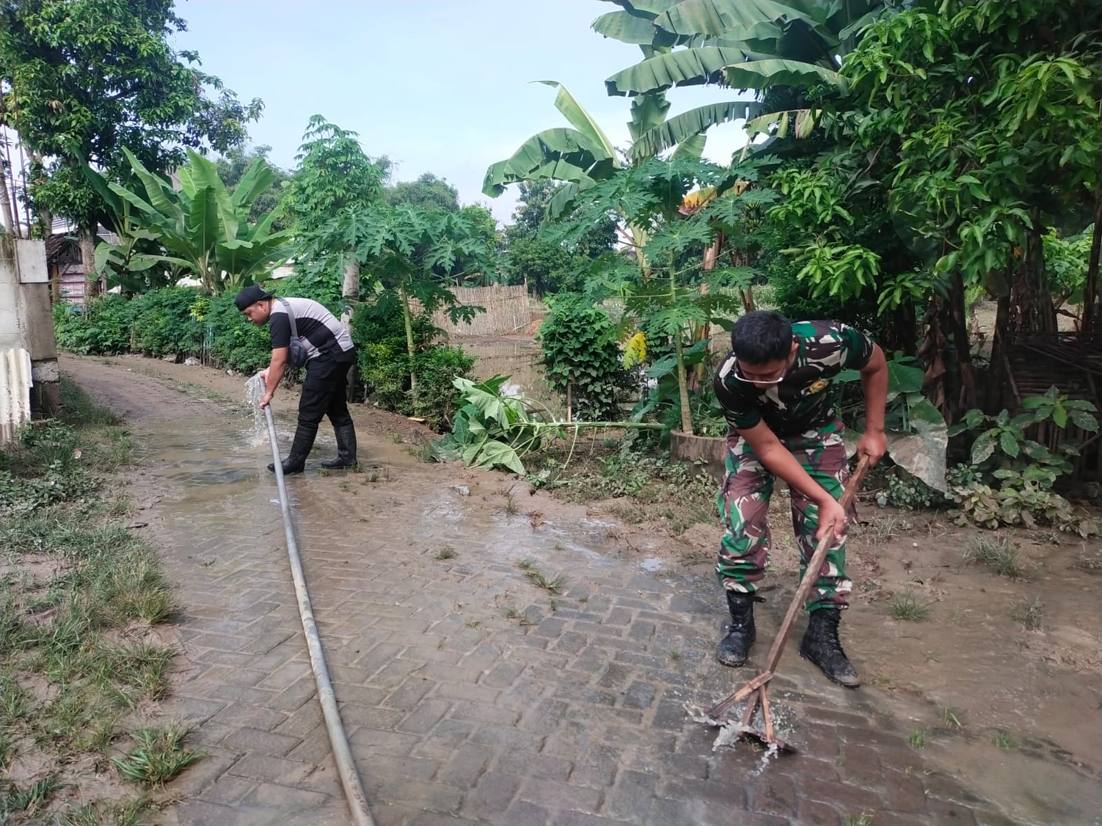 Polres Nganjuk Bahu Membahu Bersama Warga Bersihkan Material Sisa Luapan Sungai Jurang Dandang