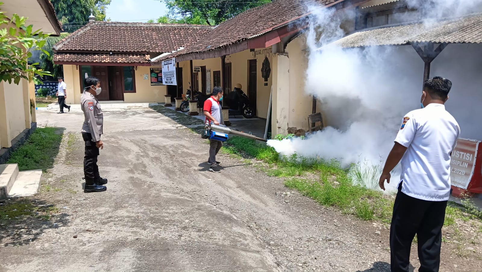 Sidokkes Polres Ngawi Lakukan Fooging Cegah Wabah DBD