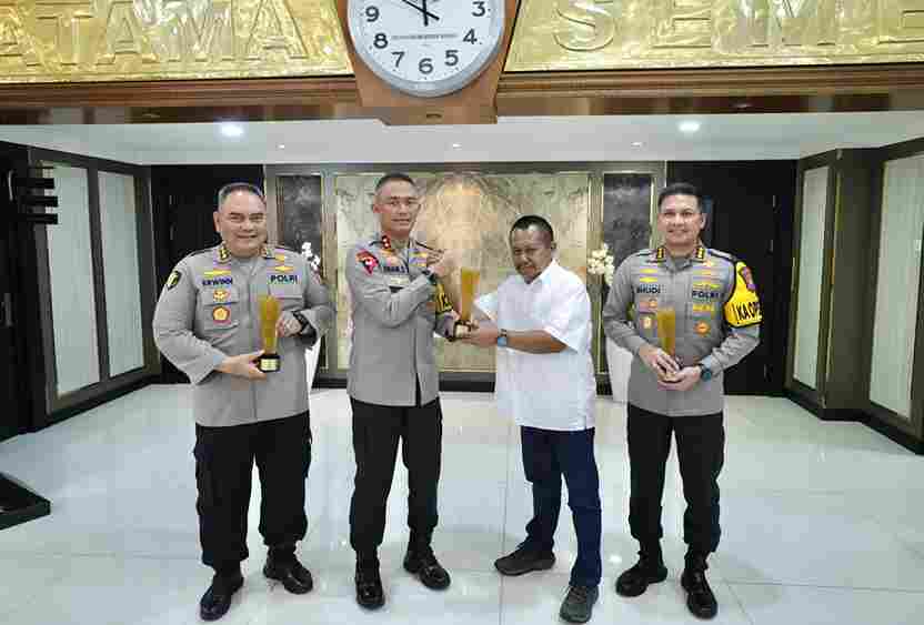 Kapolda Jatim dan Dua Komisaris Besar Polisi Raih Penghargaan PWI Jatim Award 2024