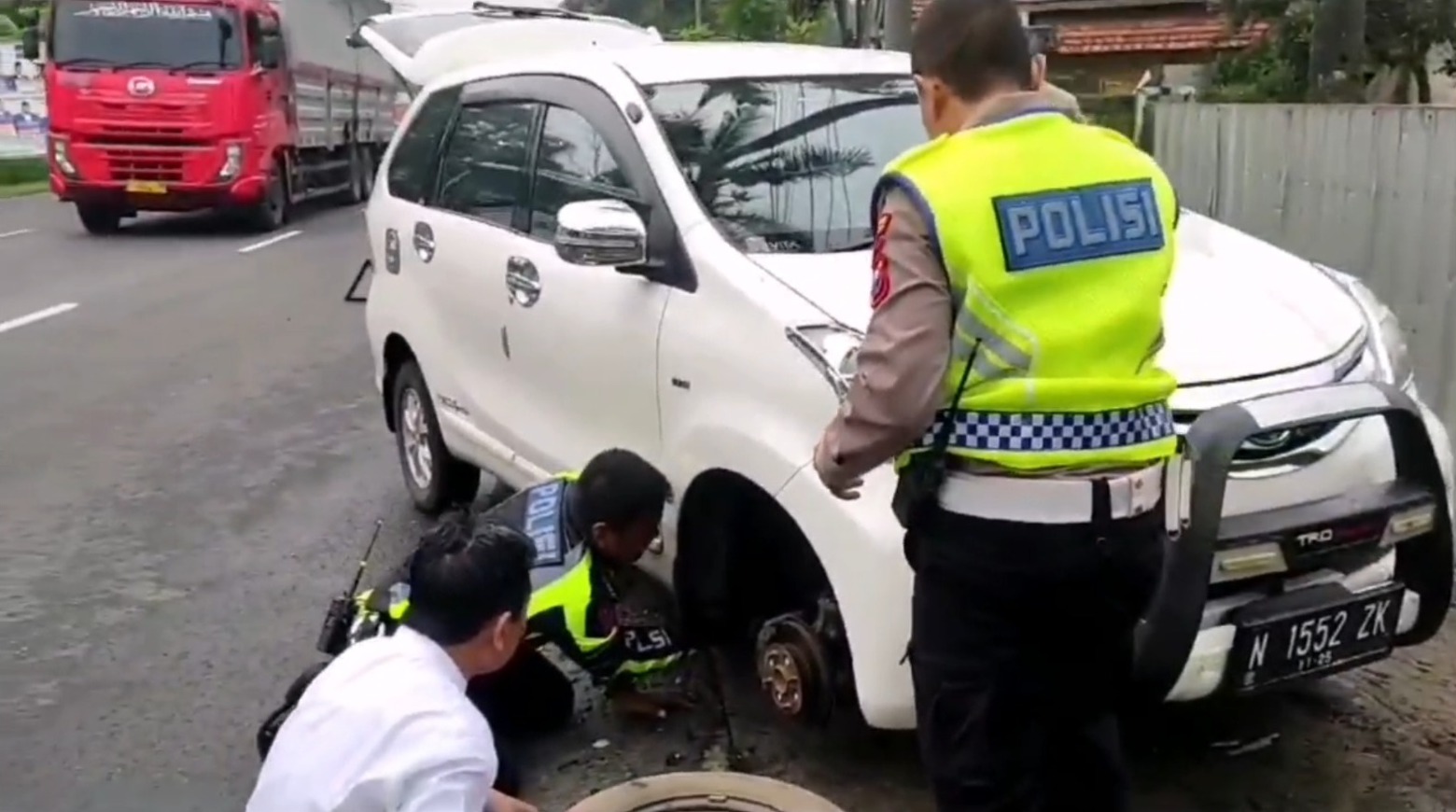 Cepat Dekat dan Bersahabat Polisi Bantu Pengendara yang Kesulitan Saat Ban Mobilnya Bocor di Jalan Raya Lumajang