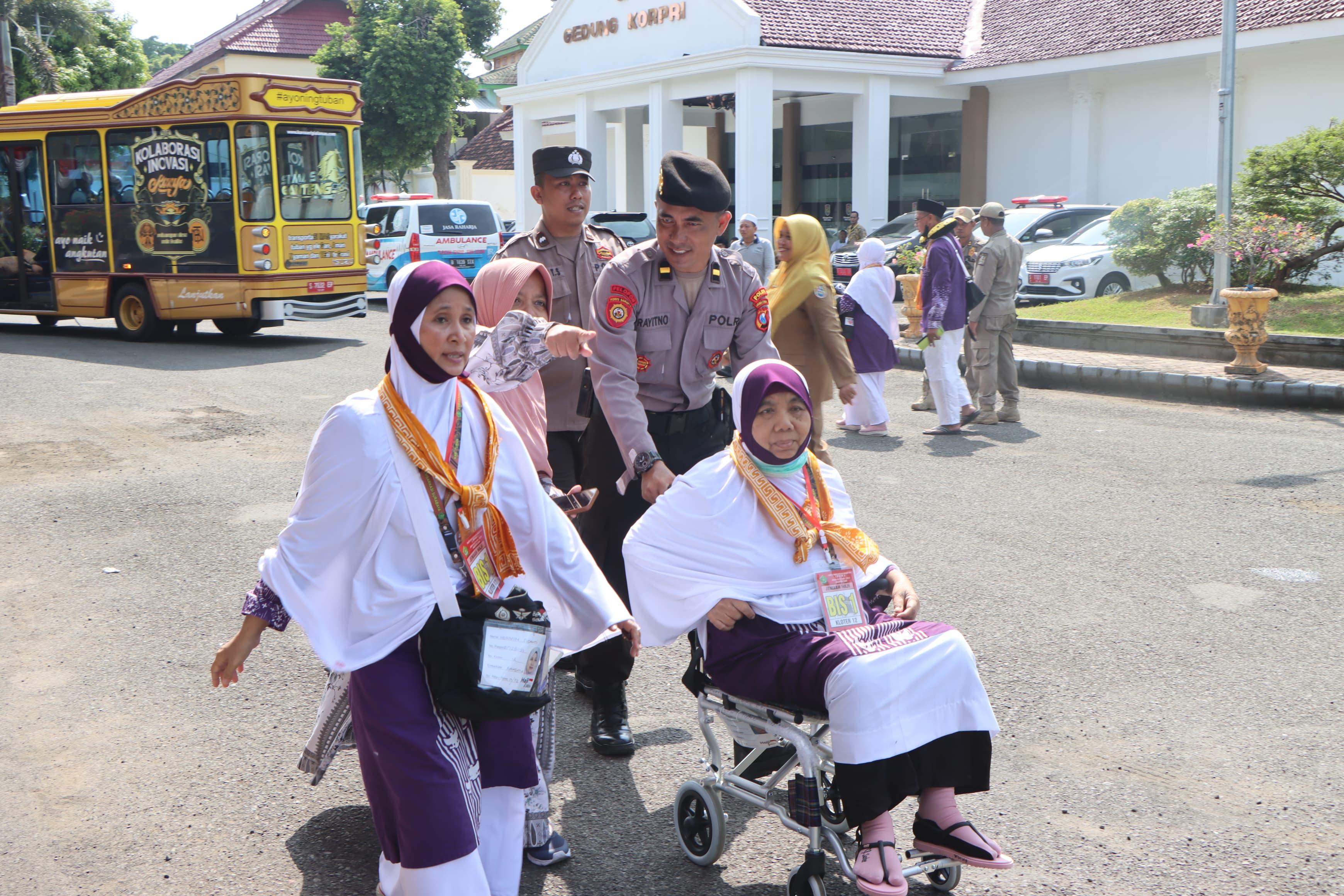 Layani Sepenuh Hati, Polisi Bantu Pemberangkatan Calon Jamaah Haji di Tuban