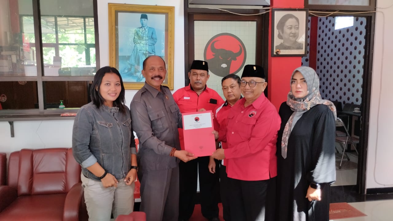 OPTIMIS DI PILKADA KABUPATEN BLITAR, SUTRISNO KEMBALIKAN FORMULIR BAKAL CALON 