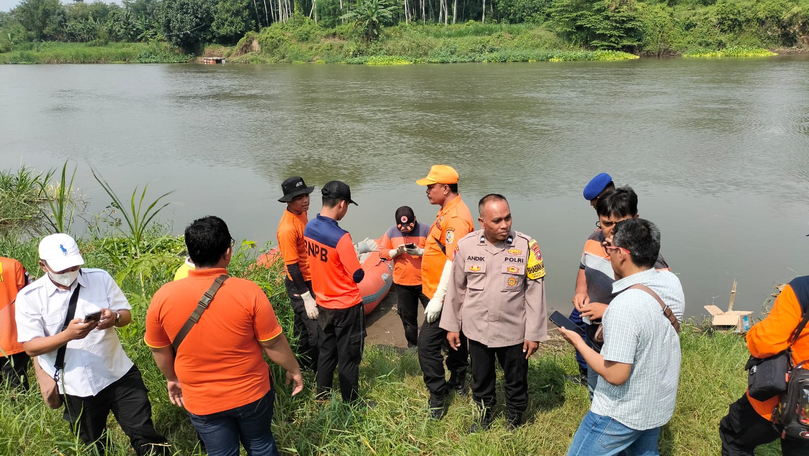 Polisi Bersama Tim Gabungan Berhasil Evakuasi Korban Hanyut di Sungai Brantas Tulungagung