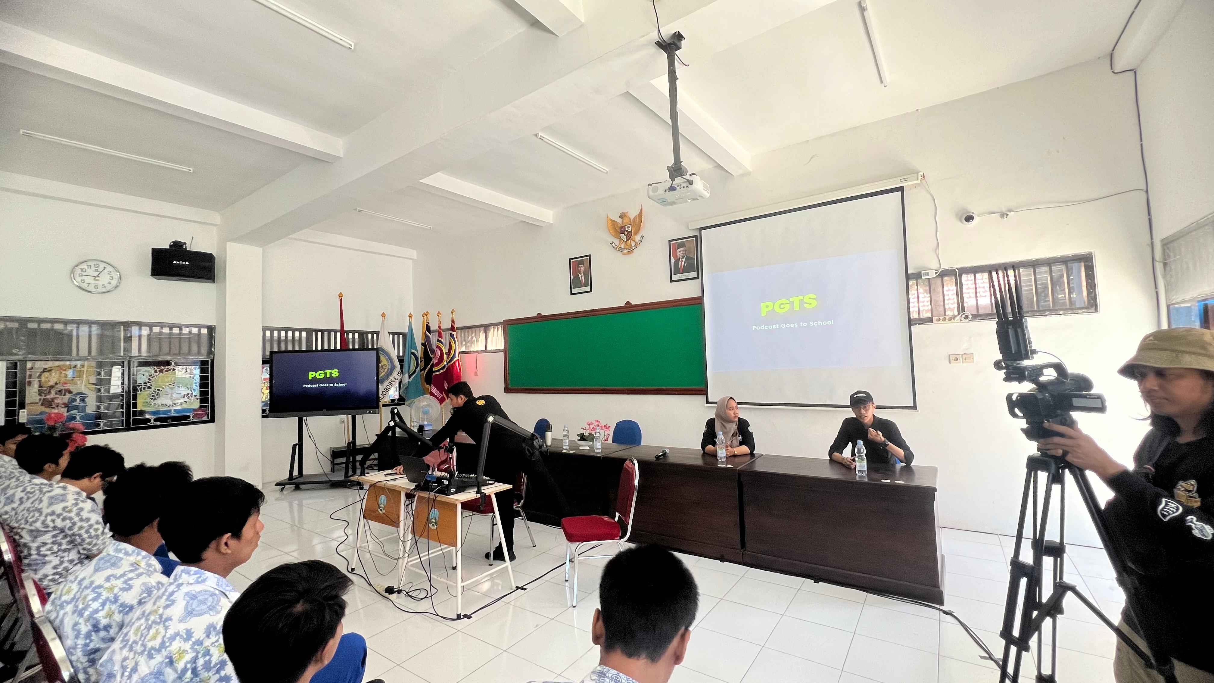 Unesa Gembleng 100 Siswa SMKN 3 Probolinggo Jadi Podcaster Andal