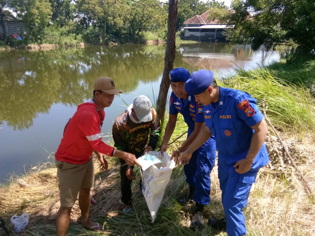 Peduli Lingkungan Polresta Sidoarjo Bersama Warga Bersihkan Sampah di Pesisir Pantai