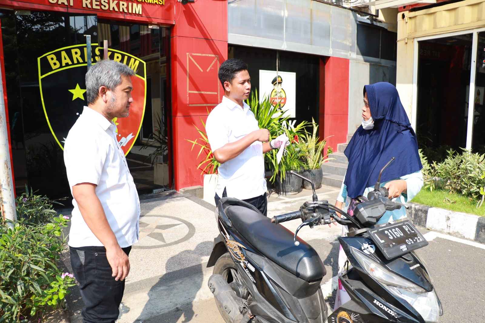 Hati Riang Seorang Emak Saat Motornya yang Hilang Ditemukan dan Dikembalikan Polres Tanjungperak