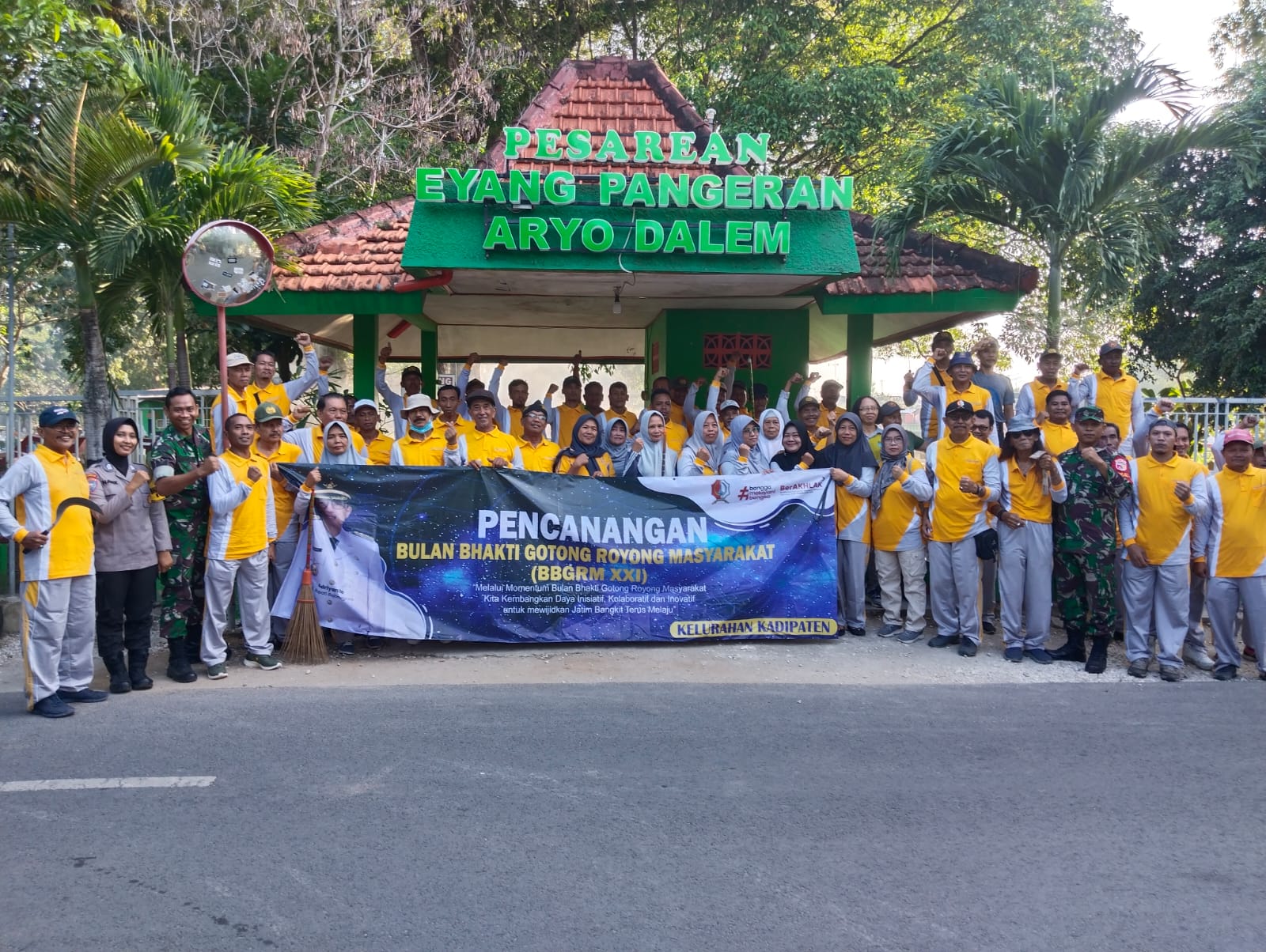 Semangat Kebersamaan Bulan Bakti Gotong Royong Kelurahan Kadipaten Bojonegoro. 