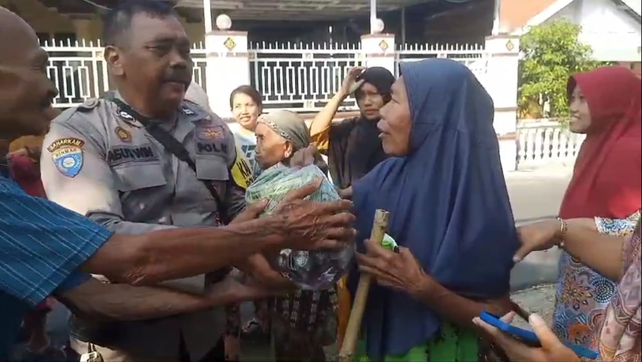 Cara Unik Sampaikan Pesan Kamtibmas, Polisi di Jombang Sulap Mobil Patroli Jadi Gerobak Sayur Gratis