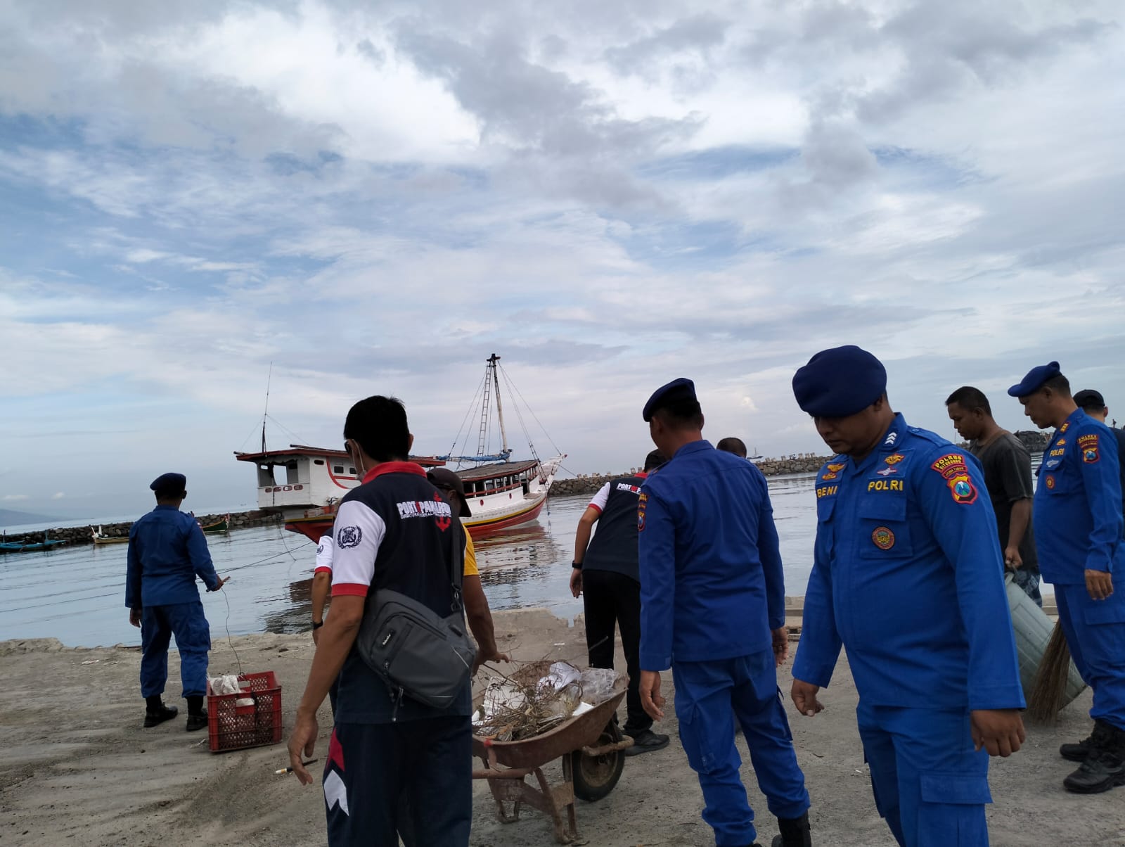 World Ocean Day, Satpolairud Bersama Masyarakat Bersihkan Pantai Situbondo