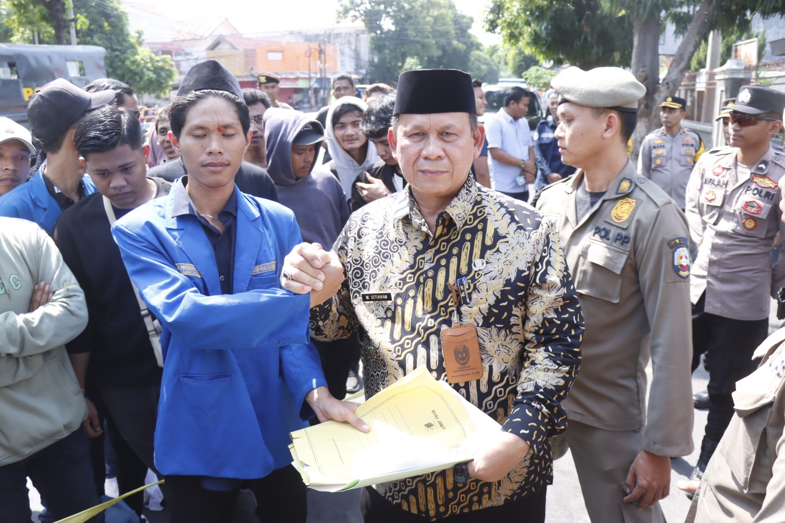 Polisi Kawal Aksi Damai PMII Situbondo Unras Tolak Wacana Bangun Wisata Karaoke Berlangsung Tertib