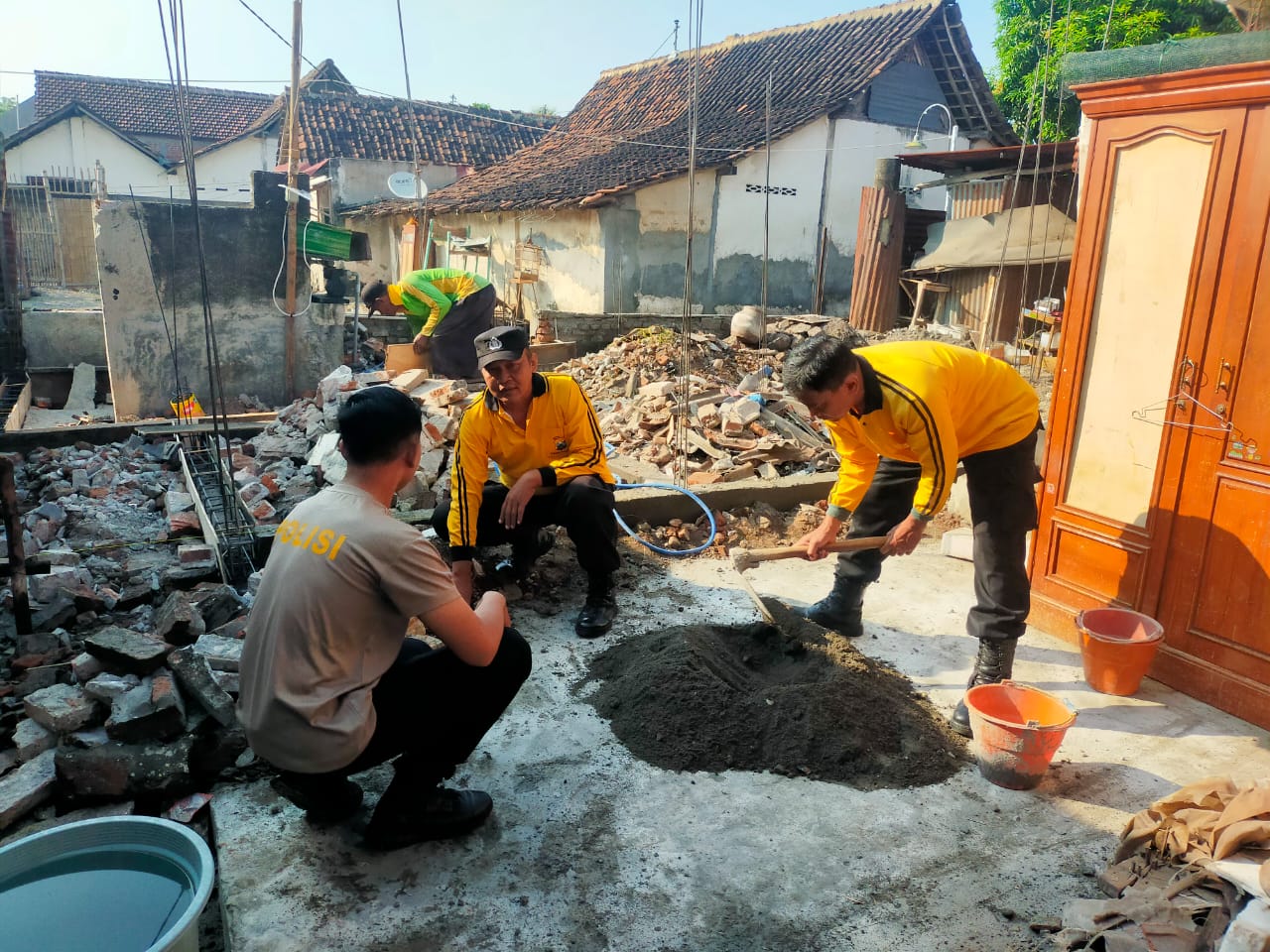 Anggota Polres Nganjuk dan Warga Masyarakat Gotong Royong Bantu Bedah Rumah