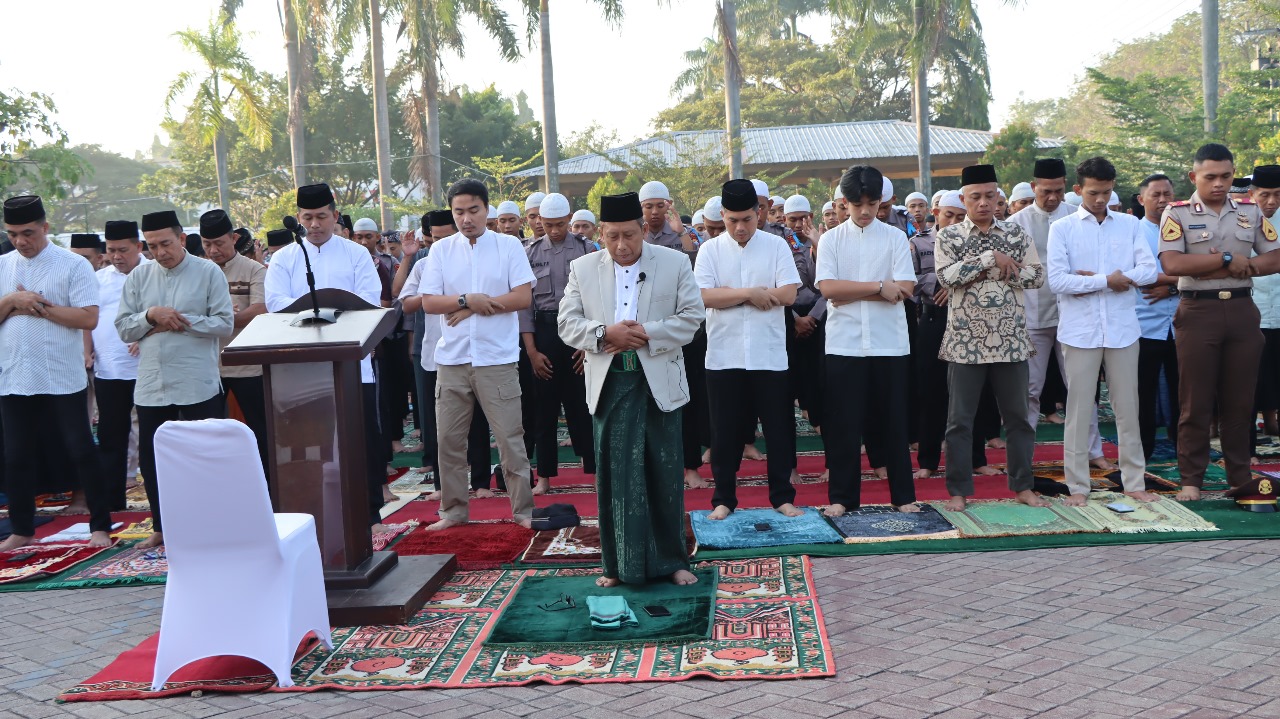 Keluarga Besar Polres Nganjuk bersama Masyarakat Gelar Sholat Idul Adha 2024 dan Serahkan Daging Kurban