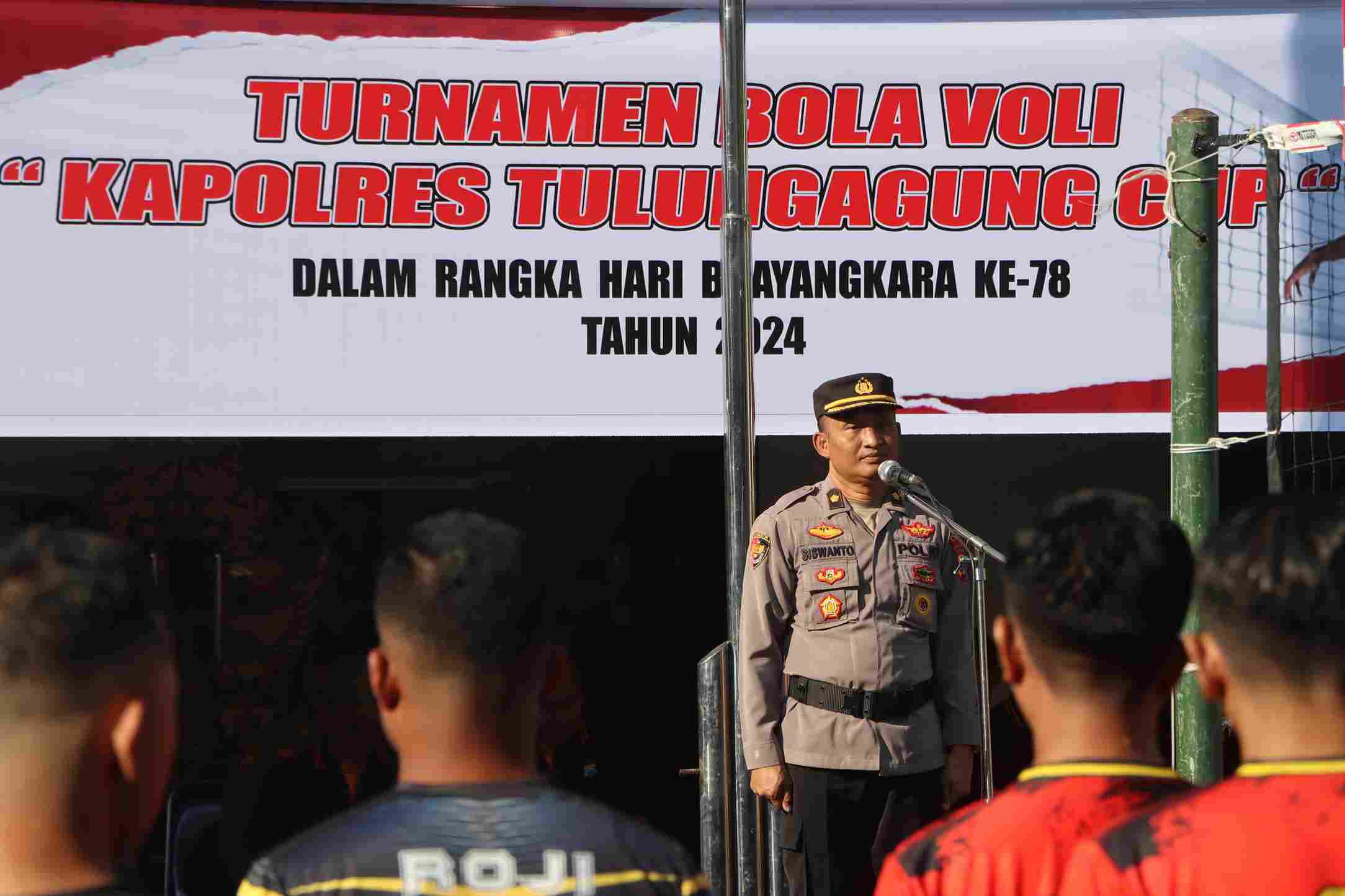 Polres Tulungagung Menggelar Pertandingan Bola Volly Dalam Rangka HUT Bhayangkara Ke-78