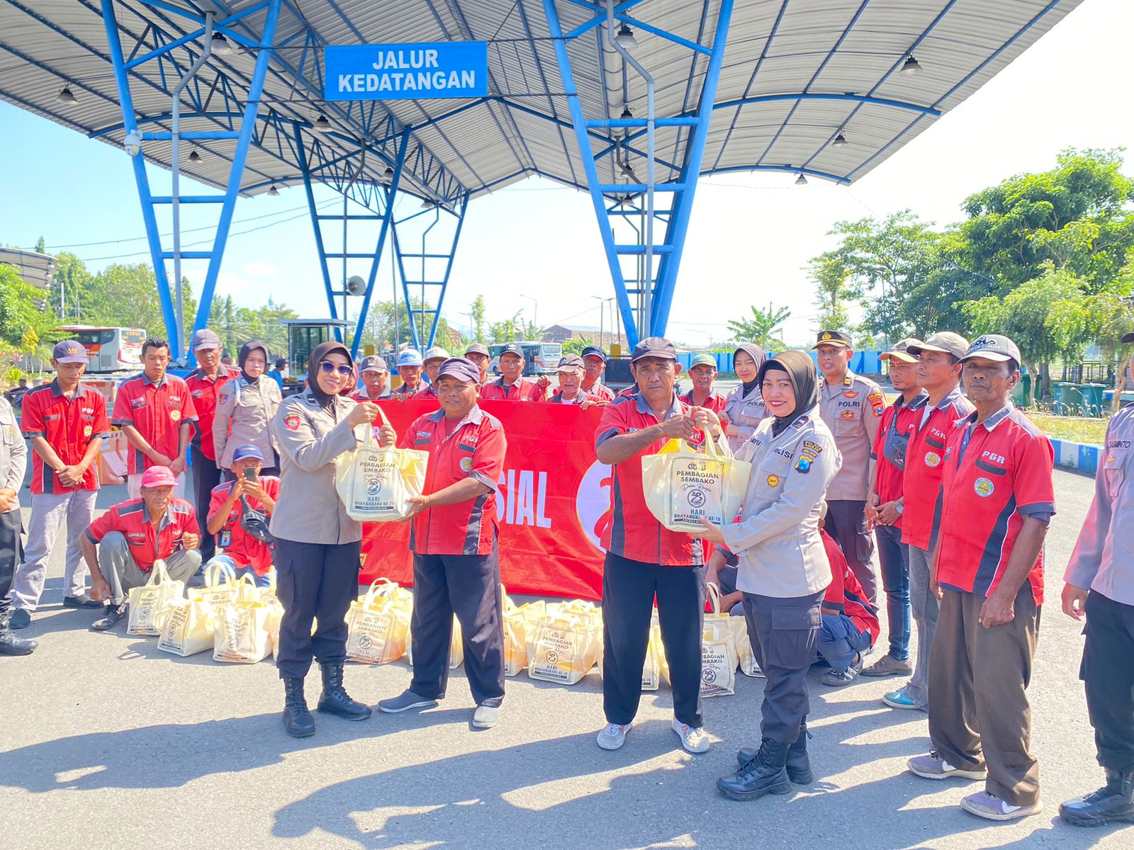 Bantuan Sosial Polwan Polres Nganjuk, Kiprah Polwan dalam Peringati HUT Bhayangkara ke – 78 Tahun 2024