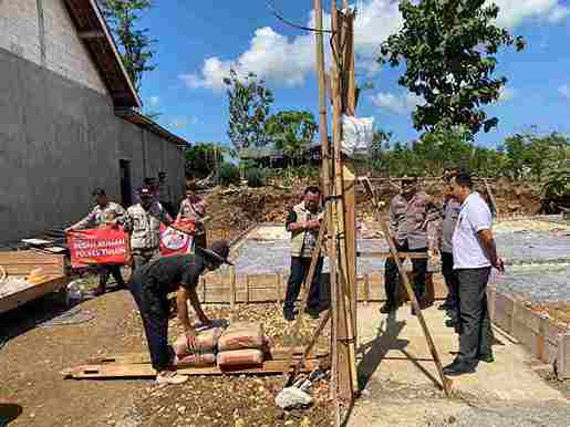 Dalam Rangka HUT Bhayangkara Ke -78, Polres Tulungagung Bedah Rumah Warga