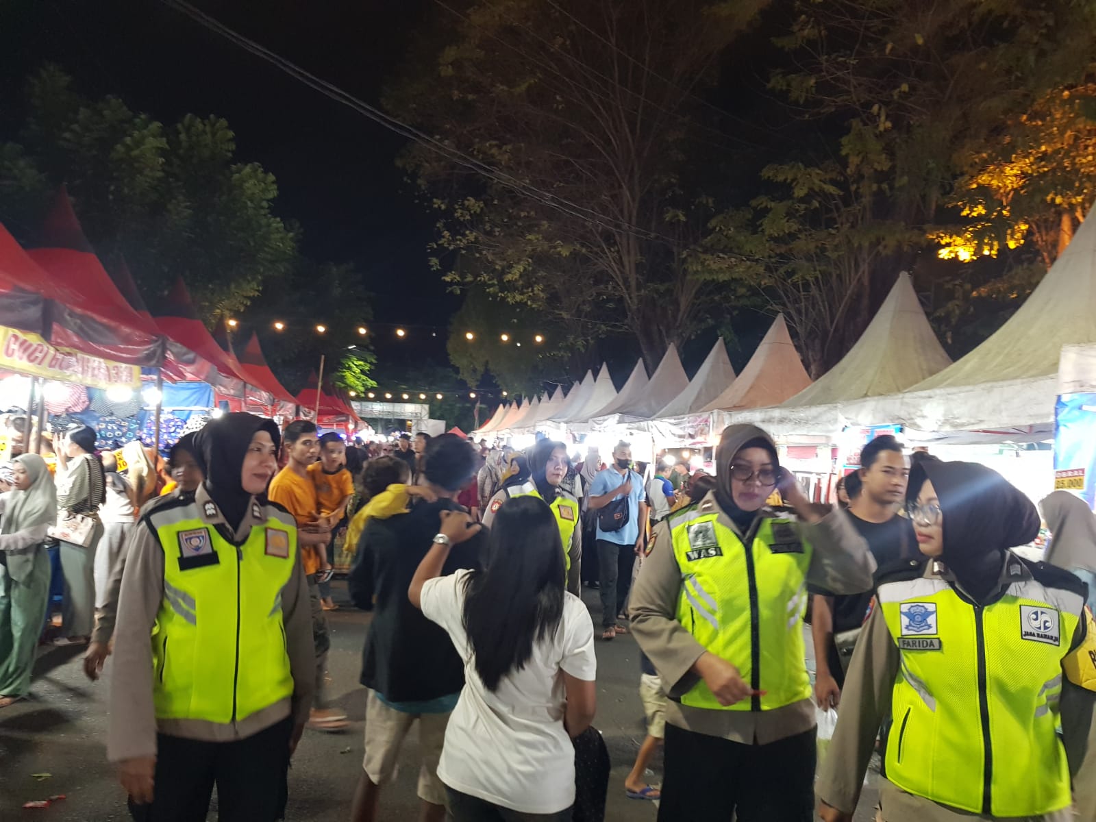 Polres Nganjuk Libatkan Tim Patroli Polwan dalam Pengamanan Pesta Rakyat dan Bazar UMKM