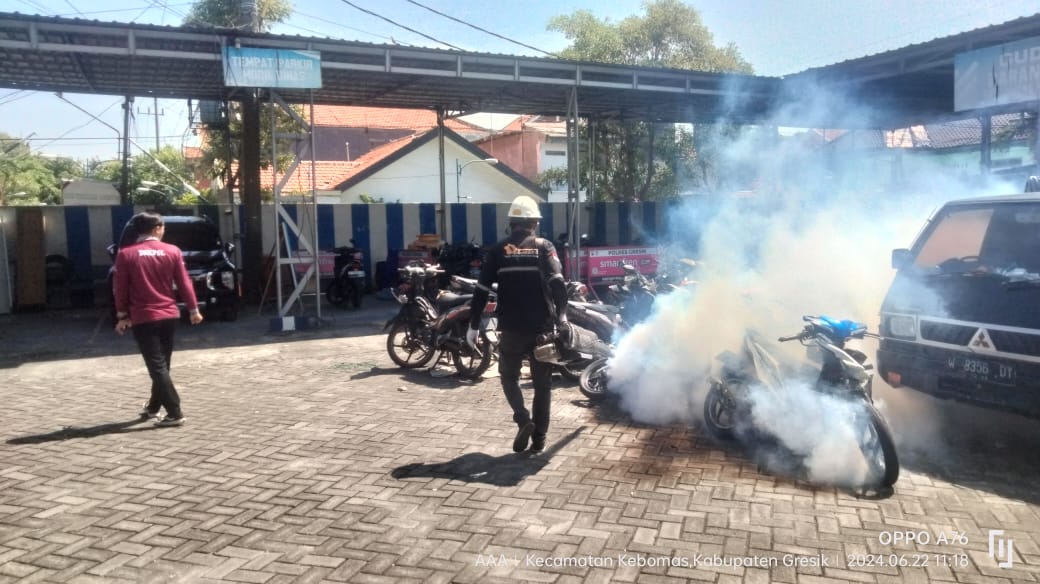 Cegah Demam Berdarah, Polres Gresik Gelar Fogging Serentak