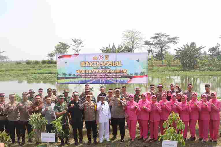 Sambut HUT Bhayangkara Ke -78, Polres Tulungagung Lakukan Penghijauan