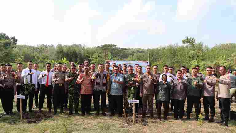 Polres Nganjuk Gelar Penanaman Pohon, Penyebaran Benih Ikan Konsumsi dan Pemberian Beasiswa