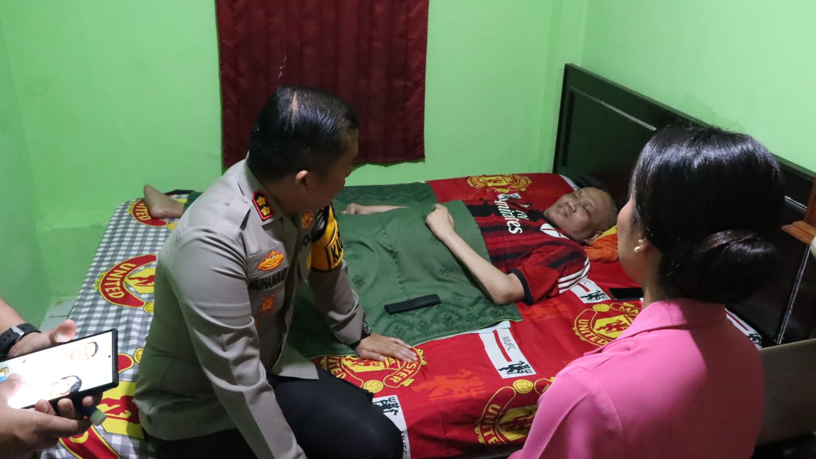 Polres Nganjuk Bersama Pengurus Bhayangkari Cabang Nganjuk Melakukan Anjangsana ke Anggota dan Purna Polri yang Sakit.