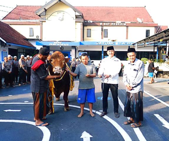 Berkah Idul Adha untuk Masyarakat Polres Blitar Kota Bagikan 22 Hewan Kurban