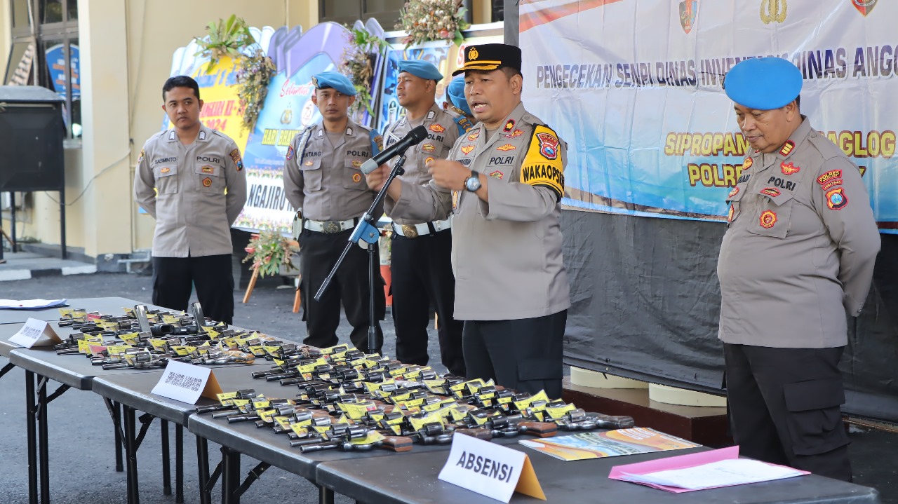 Sipropam Polres Nganjuk Gelar Pemeriksaan Berkala Senjata Api Laras Pendek Organik dan Amunisi