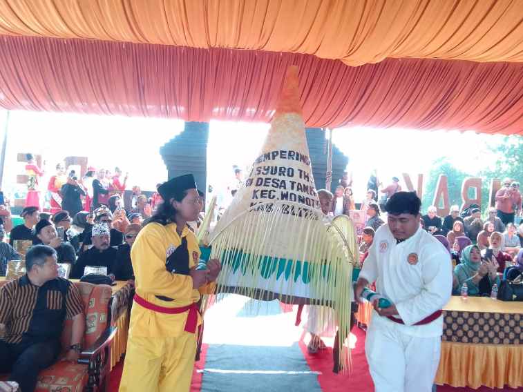 Lestarikan Budaya , Pemkab Blitar Gelar Larung Sesaji Peringati Tahun Baru Islam 1446 H Di Pantai Tambakrejo