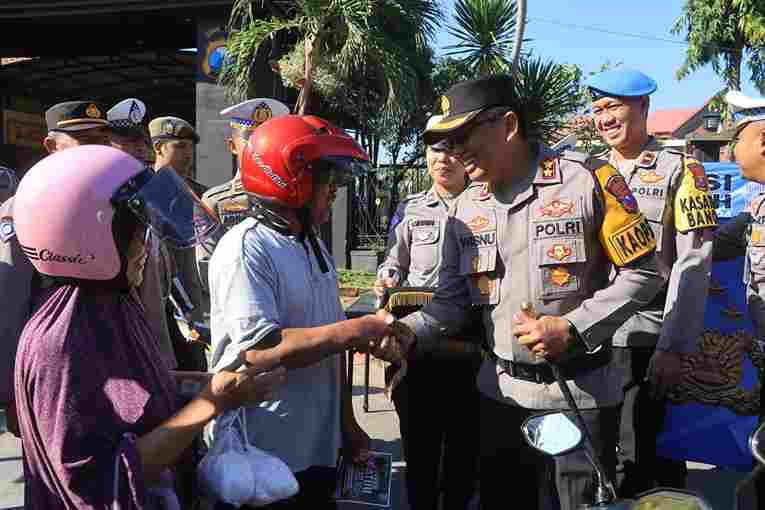 Operasi Patuh Semeru 2024, Polres Probolinggo Beri Hadiah untuk Pengendara Tertib