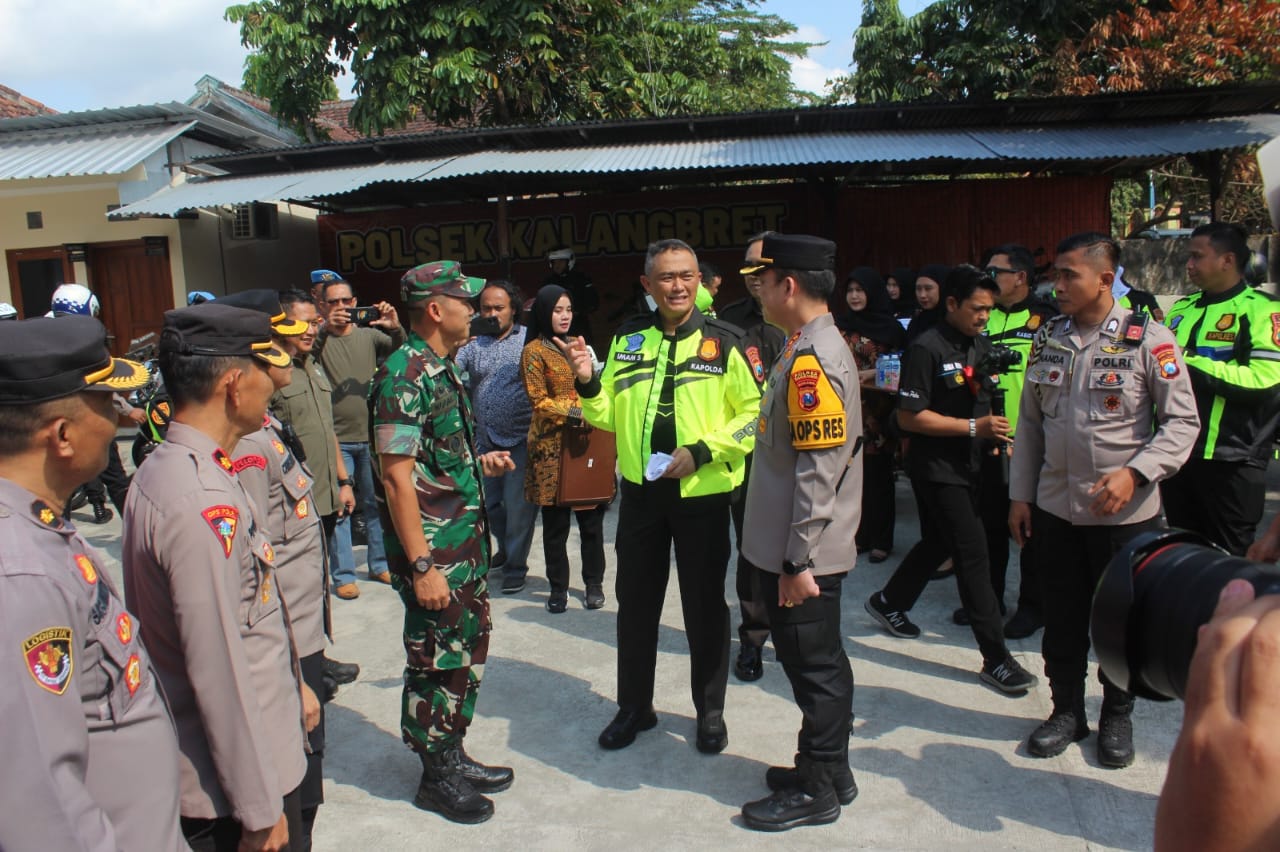 Patroli Bermotor ke Tulungagung, Kapolda Jatim Serahkan Bantuan Peralatan Kantor Untuk Polsek dan Koramil