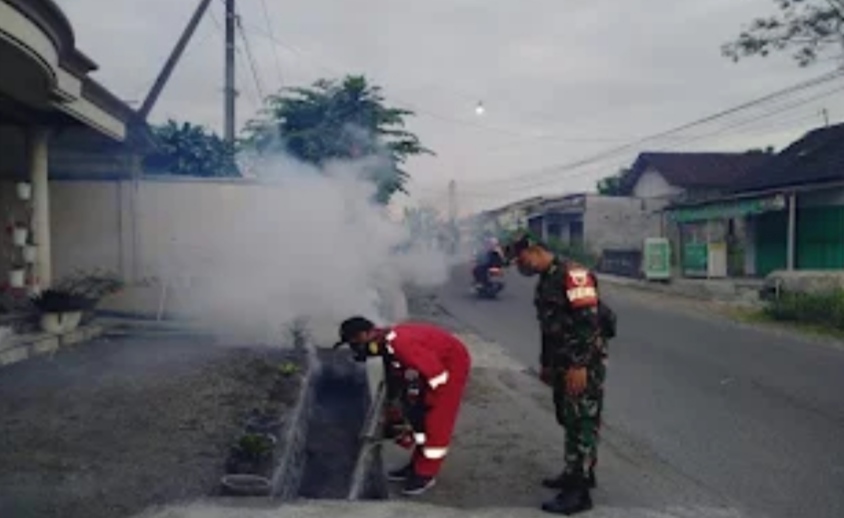 Cegah DBD, Babinsa Koramil 0808/15 Bersama Perangkat Desa Sumberagung Gandusari Lakukan Fogging