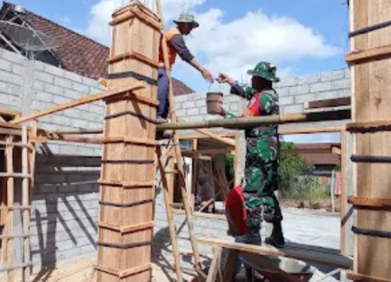 Sertu Sudarto Bantu Renovasi Rumah Warga