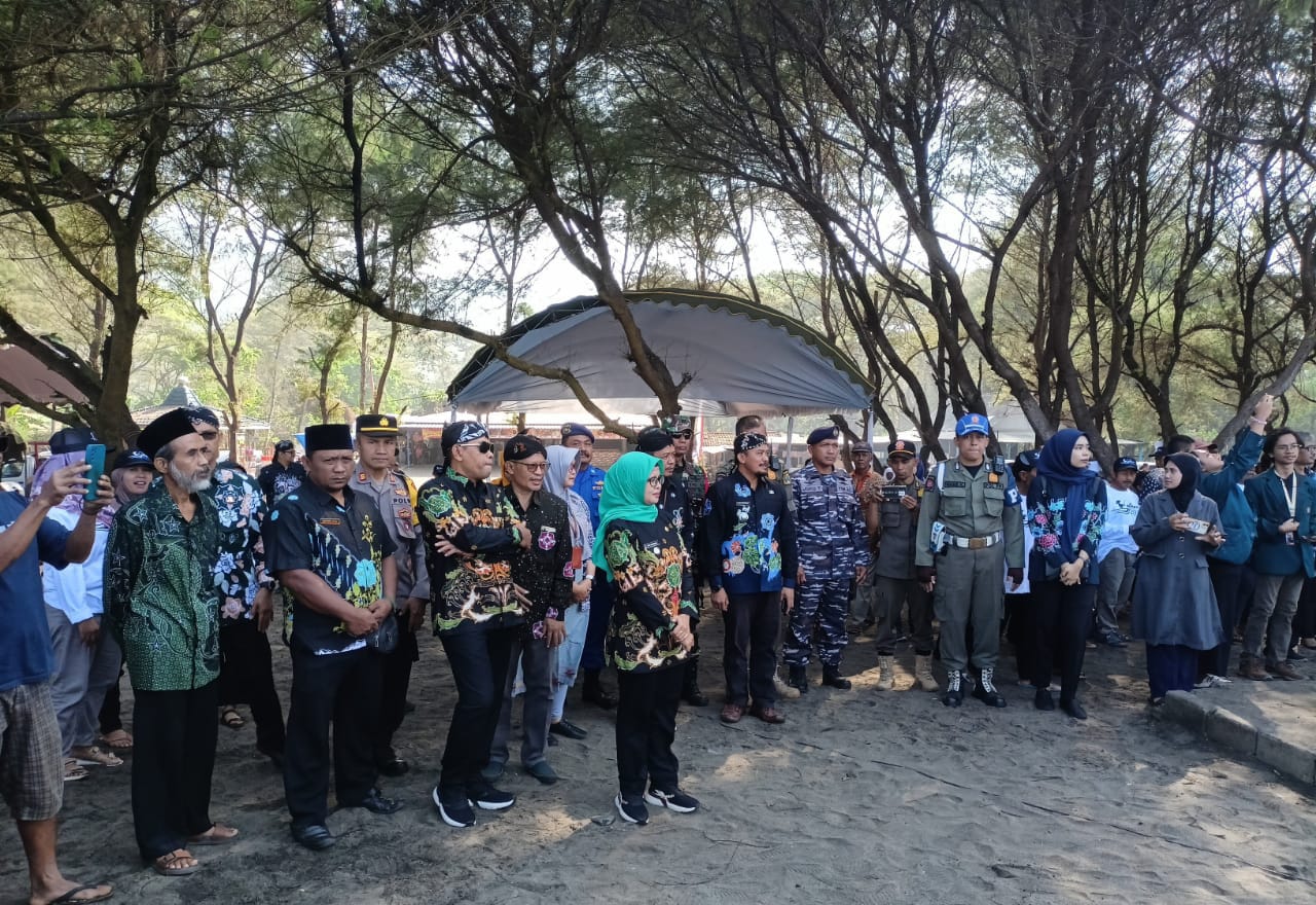 Poskamladu Dukung Petik Laut Pantai Jolosutro Bersama Bupati Blitar