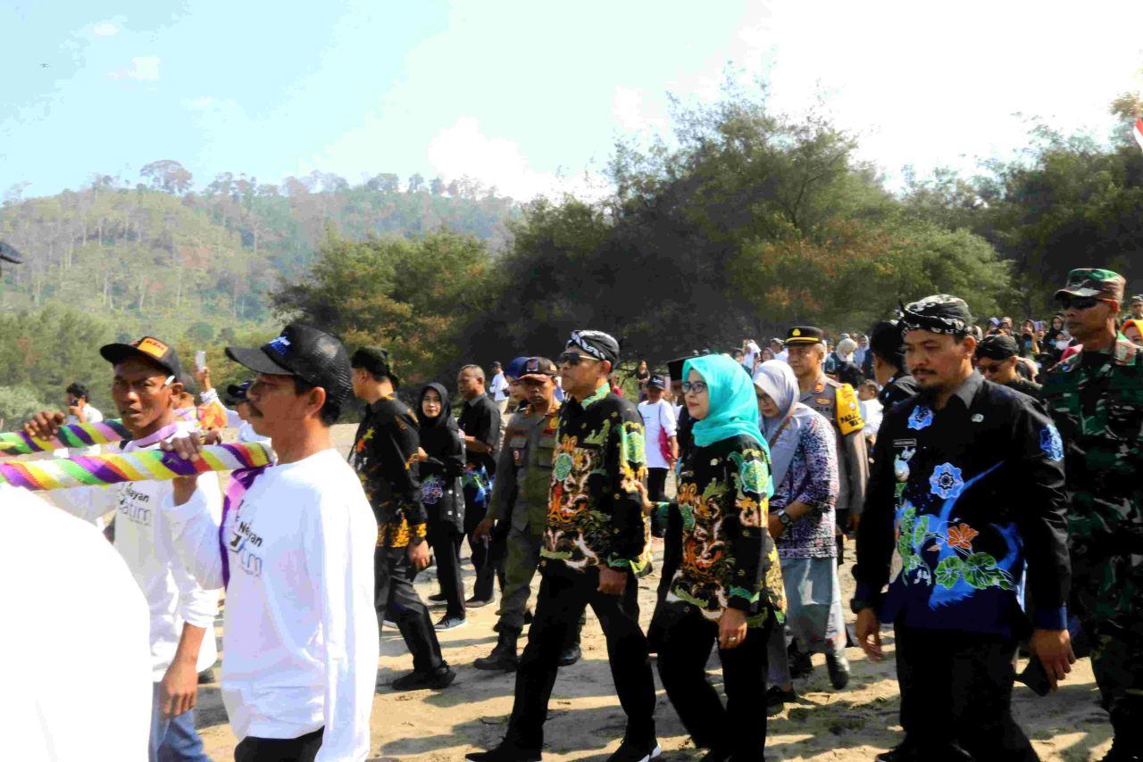 Petik Laut Pantai Jolosutro, Bupati Blitar Ajak Masyarakat Jaga Kelestarian Alam