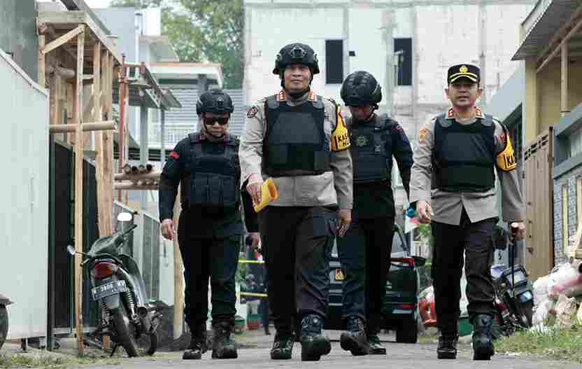 Densus 88 Dibantu Polda Jatim Lakukan Olah TKP di Rumah Terduga Teroris