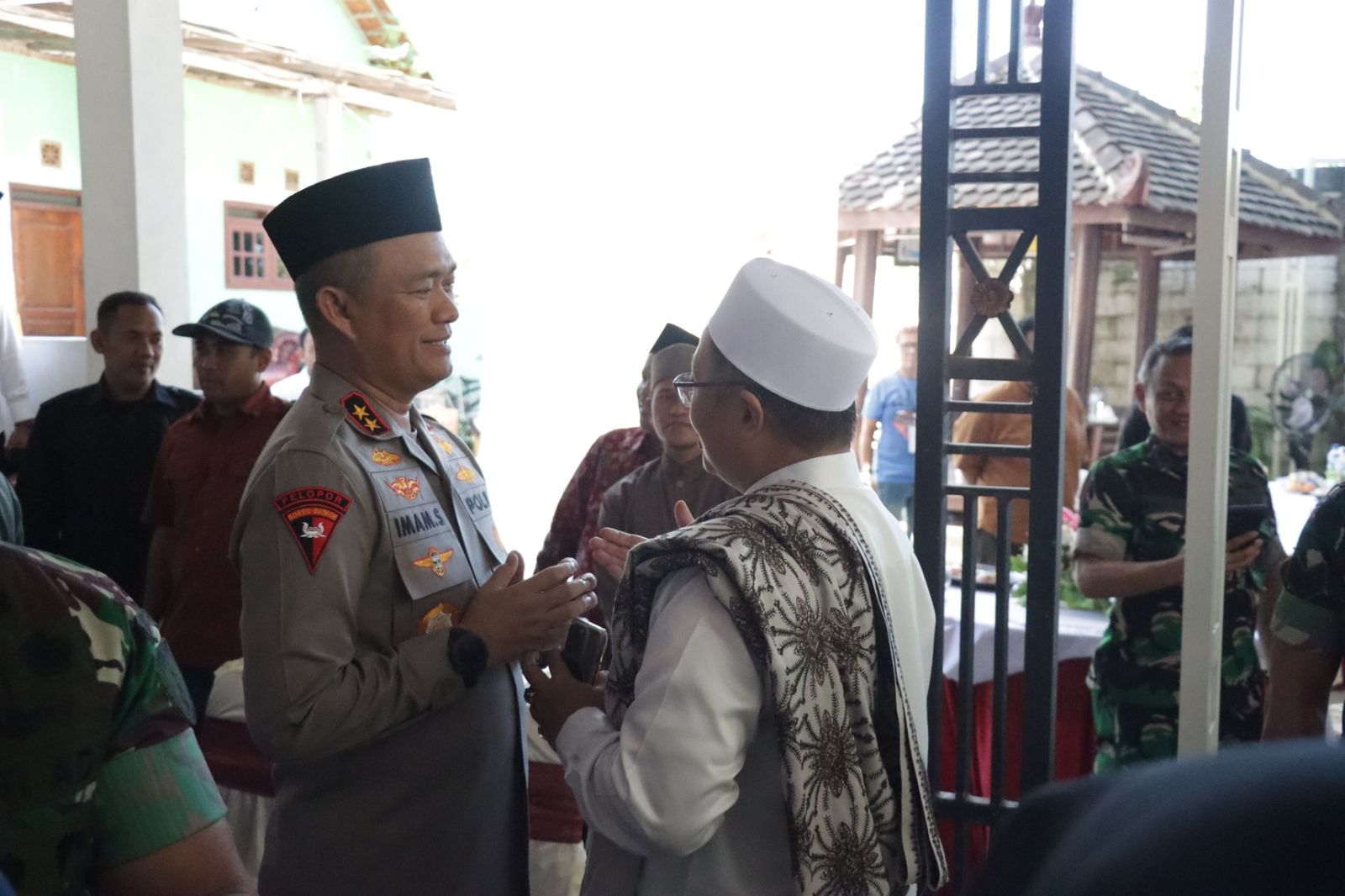 Jelang Pilkada Serentak 2024 Kapolda Jatim Kunjungi Tokoh Ulama dan Pengasuh Ponpes di Sampang