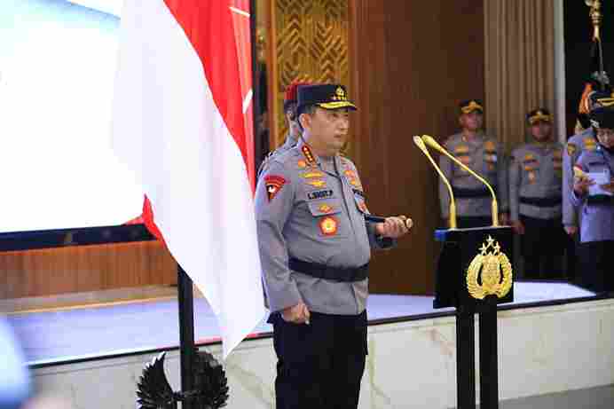 Polres Bojenegoro Bagikan 15 Tangki Air Bersih di Sejumlah Wilayah Yang Terdampak Kekeringan