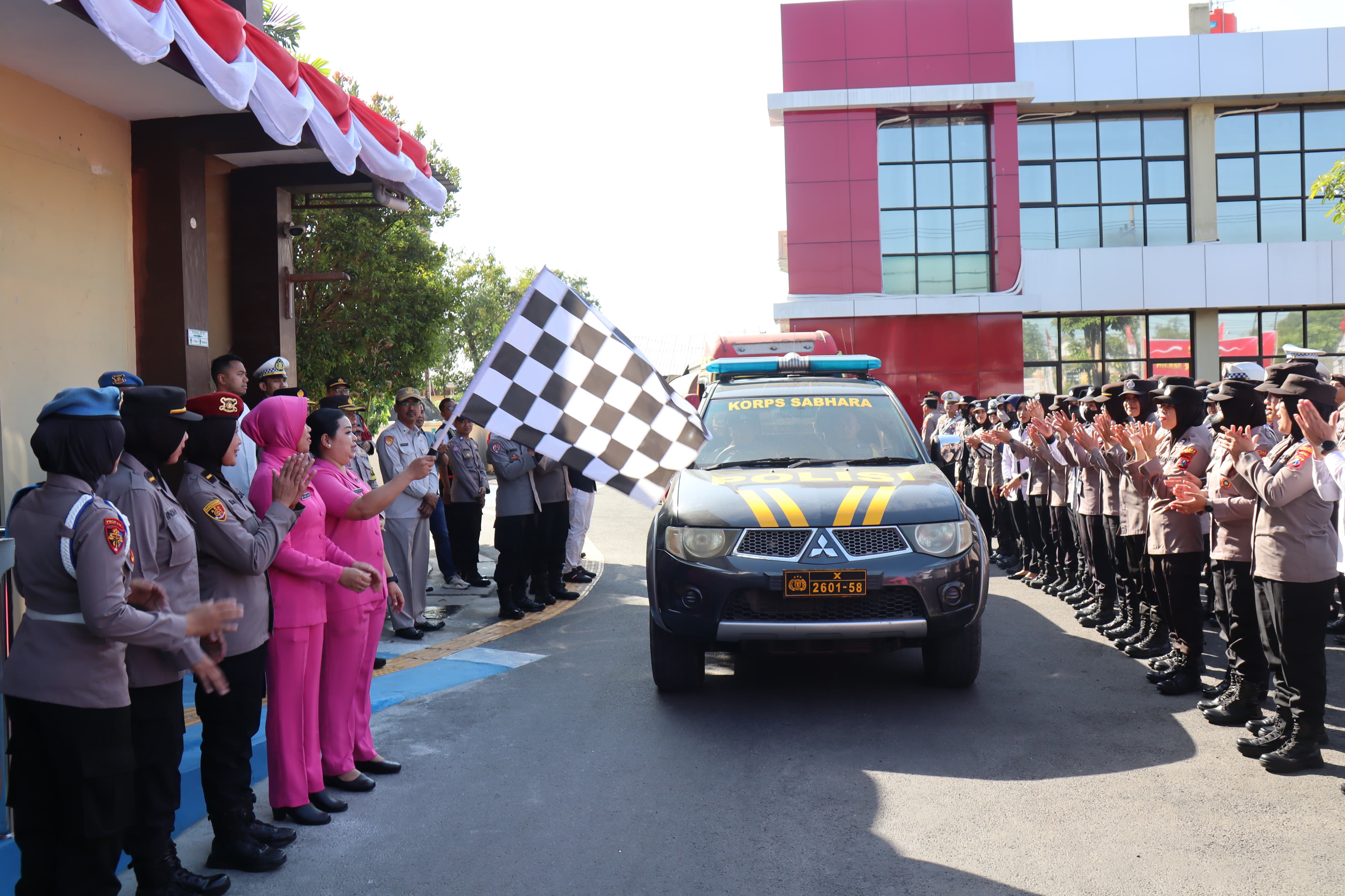 Polres Bojenegoro Bagikan 15 Tangki Air Bersih di Sejumlah Wilayah Yang Terdampak Kekeringan