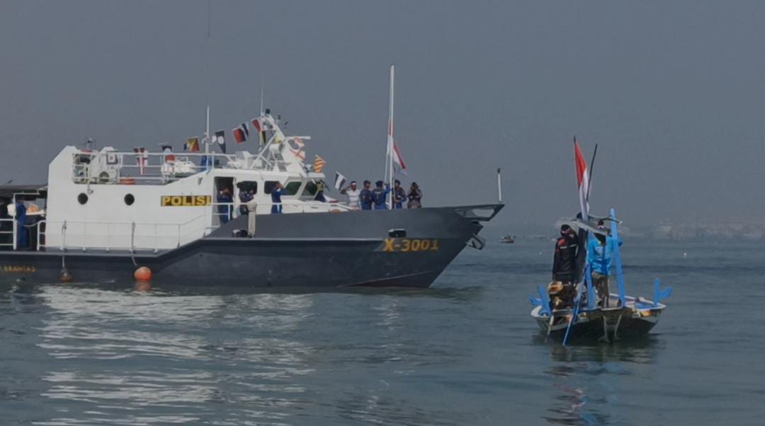 Ditpolairud Polda Jatim Bersama Nelayan Kibarkan Bendera Merah Putih di Selat Madura