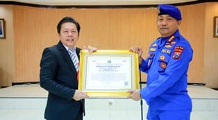 Ditpolairud Polda Jatim Raih Penghargaan “Presisi Award” dari Lemkapi