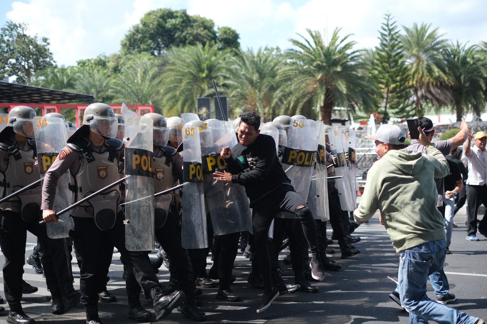 Masuki Masa Pilkada Serentak, Polres Blitar Kota Gelar Pasukan dan Simulasi SISPAMKOTA dalam Rangka Pilkada Serentak 2024 Kota Blitar