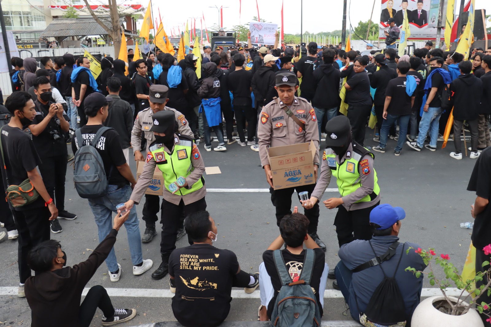 Full Senyum, Polisi di Bojonegoro Bagikan Air Mineral ke peserta Unjuk Rasa