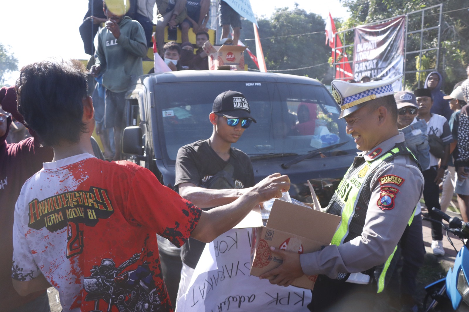 Humanis Polisi Berbagi Air Mineral Untuk Peserta Unras di Situbondo